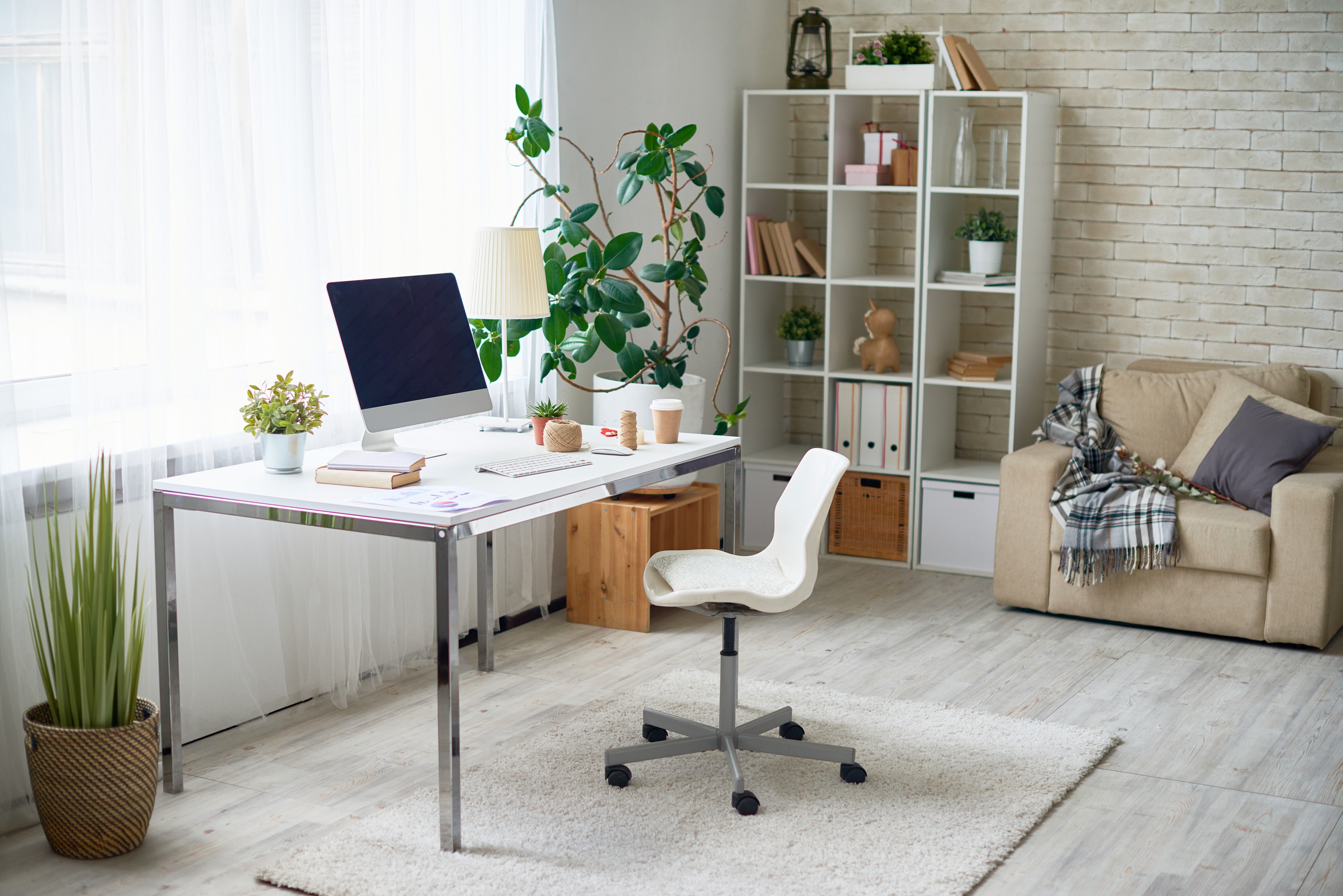 ¿Es recomendable una alfombra para silla de escritorio?