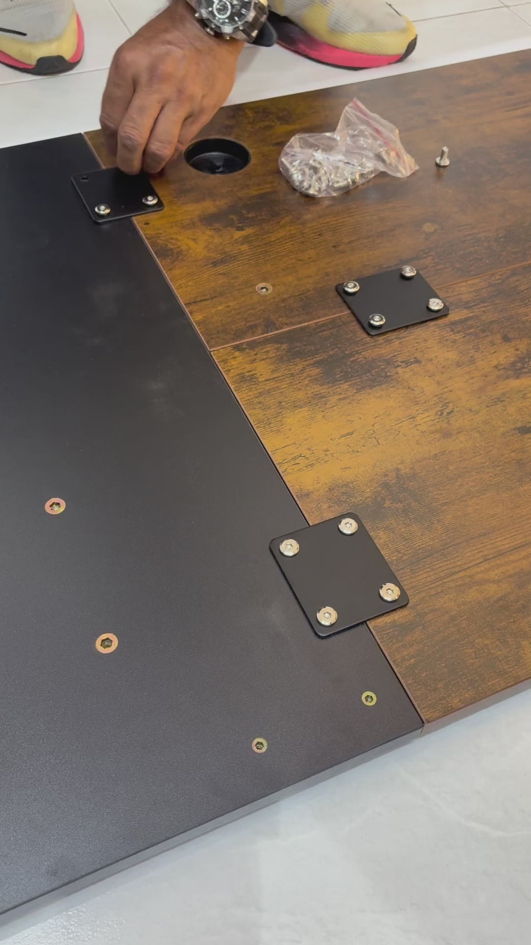 Escritorio Eléctrico Ajustable Con Rodachinas Negro y Café